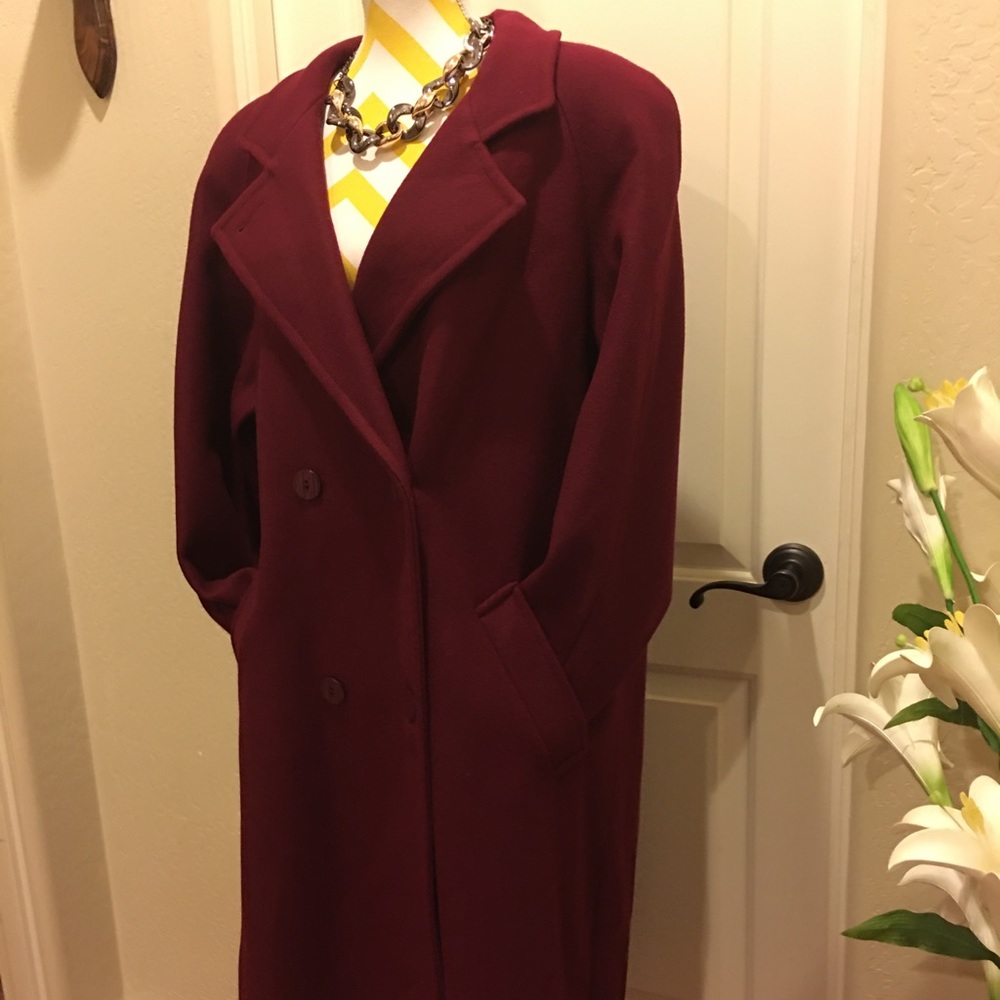 Beautiful burgundy coat 🧥